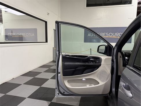 Used 2017 Dodge Grand Caravan SXT image 12