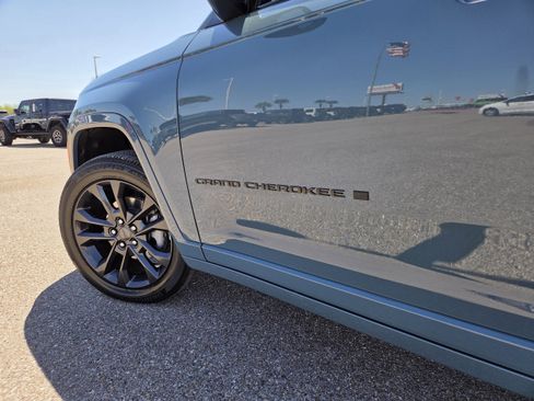 New 2026 Jeep Grand Cherokee Limited AWD/4WD image 11