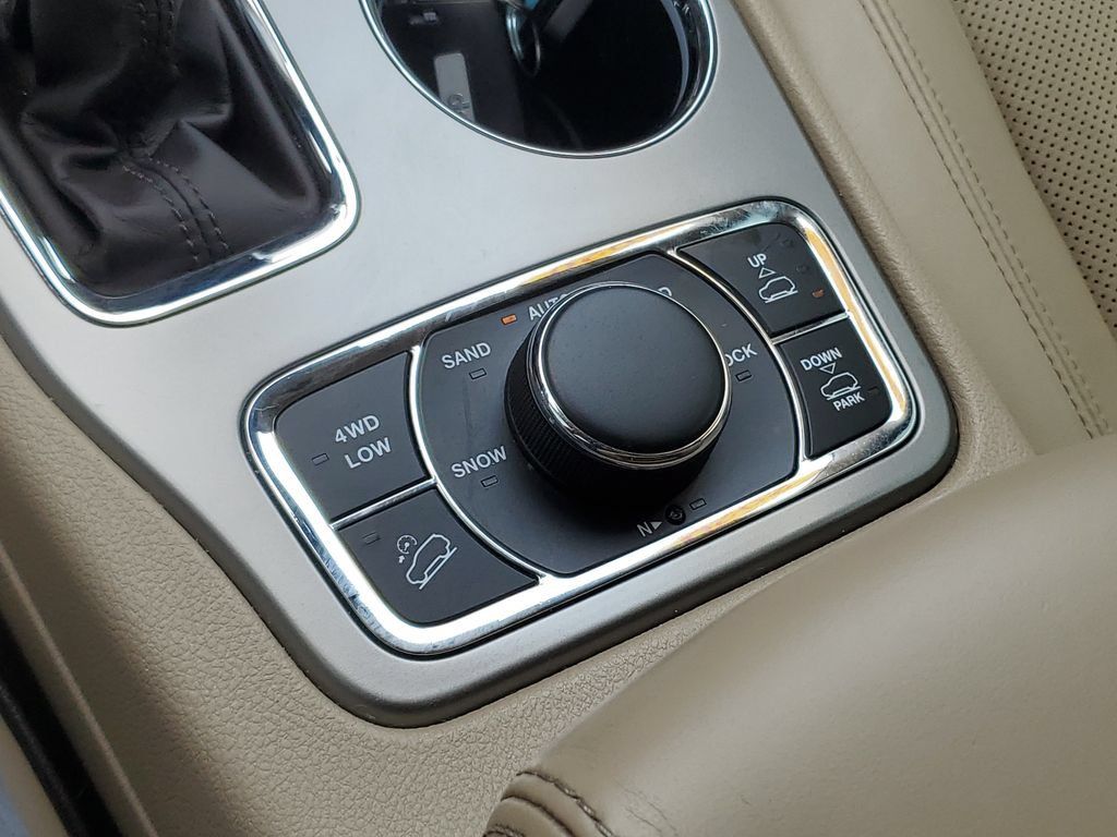Used 2020 Jeep Grand Cherokee Overland AWD/4WD image 32