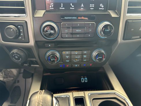 Used 2016 Ford F150 Lariat w/ Equipment Group 502A Luxury AWD/4WD image 21