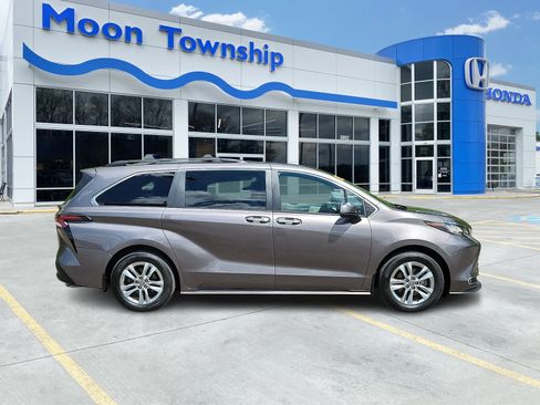 Used 2023 Toyota Sienna XLE w/ XLE Plus Package AWD/4WD image 7