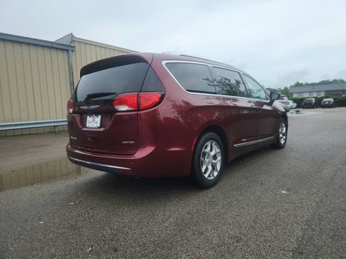 Used 2019 Chrysler Pacifica Limited FWD image 3