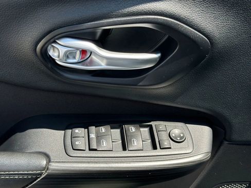 Used 2015 Jeep Cherokee Sport image 27