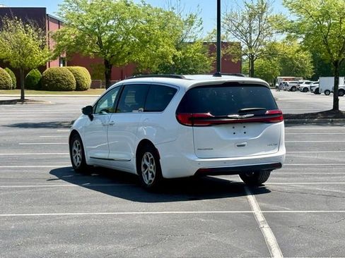 Used 2023 Chrysler Pacifica Limited image 5