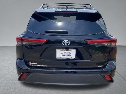 Used 2022 Toyota Highlander XLE FWD image 12