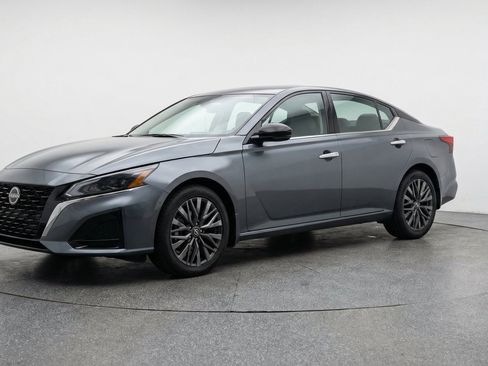 Used 2025 Nissan Altima 2.5 SV FWD image 3