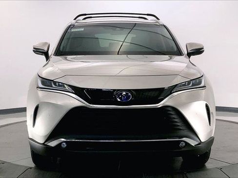 Used 2024 Toyota Venza XLE image 2