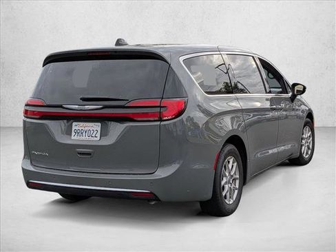 Used 2025 Chrysler Pacifica Select image 5