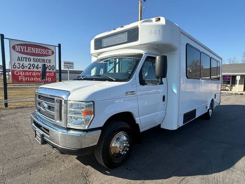 Used 2017 Ford E-450 and Econoline 450 Super Duty RWD image 2