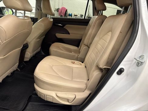 Used 2022 Toyota Highlander XLE AWD/4WD image 14
