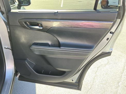 Used 2024 Toyota Highlander Platinum image 35