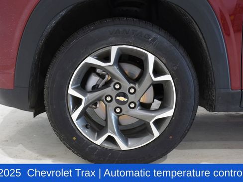 Used 2025 Chevrolet Trax LT image 6