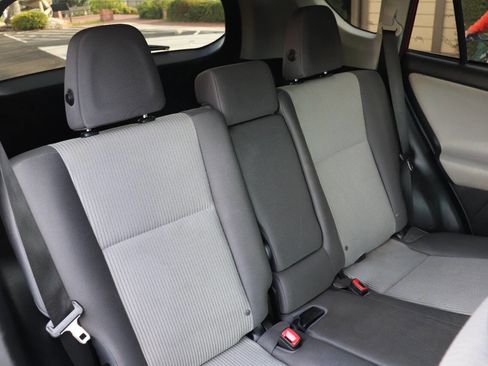 Used 2015 Toyota RAV4 LE AWD/4WD image 29
