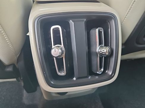 Used 2019 Volvo XC40 T5 Momentum AWD/4WD image 36