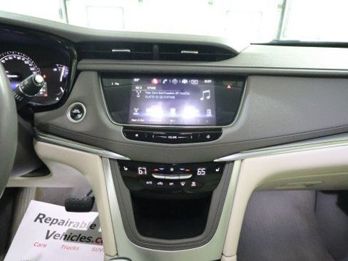 Used 2017 Cadillac XT5 Luxury w/ Driver Awareness Package AWD/4WD image 14
