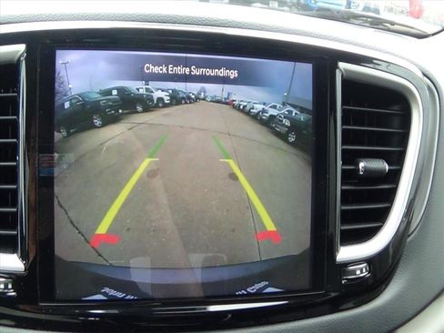 Used 2022 Chrysler Pacifica Touring-L image 26