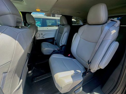 Used 2025 Toyota Sienna XLE w/ XLE Plus Package image 16