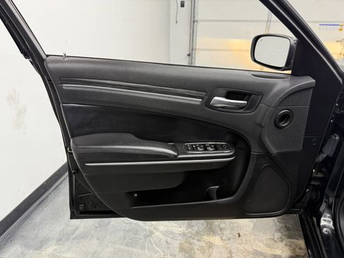 Used 2019 Chrysler 300 Touring L w/ Quick Order Package 22F image 9