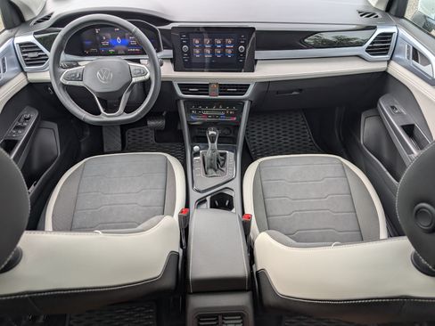 Used 2025 Volkswagen Taos SE w/ Panoramic Sunroof Package FWD image 23