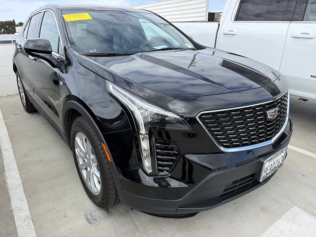 Used 2023 Cadillac XT4 Luxury w/ Cold Weather Package FWD image 2