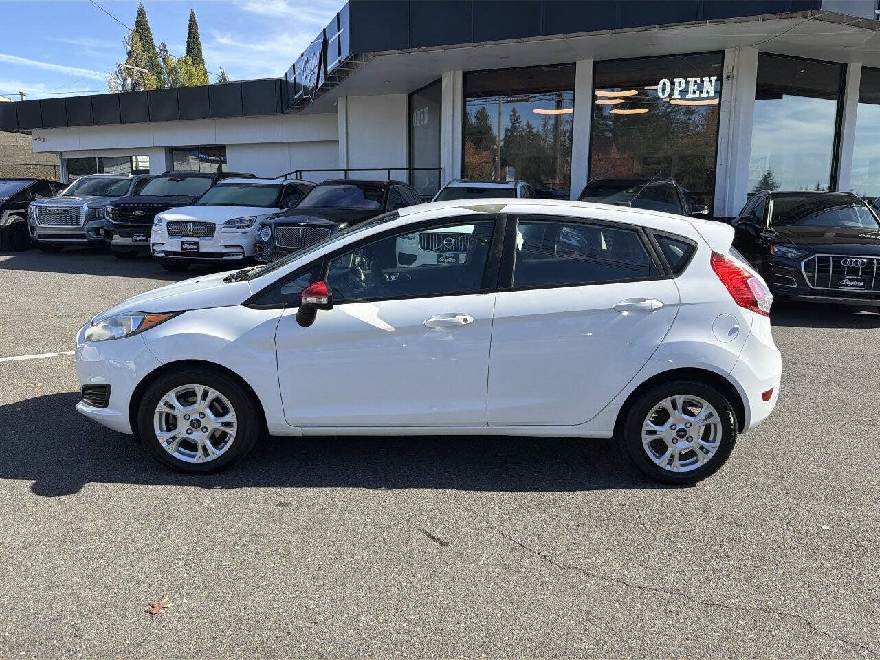 Used 2015 Ford Fiesta SE FWD image 2