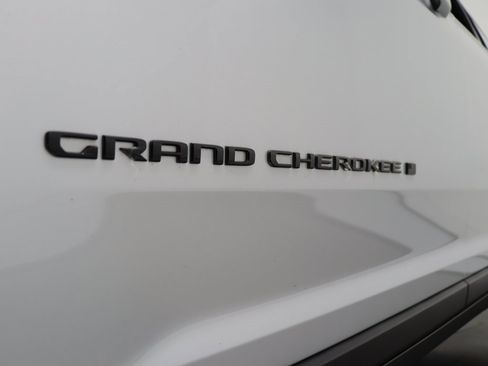 Used 2022 Jeep Grand Cherokee L Laredo image 18
