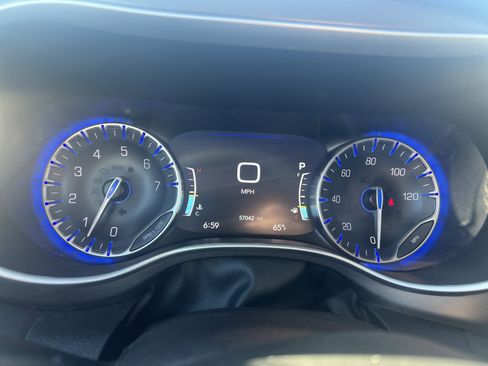 Used 2024 Chrysler Pacifica Touring-L image 13