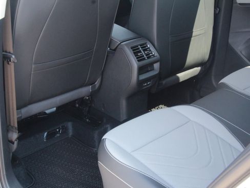 Certified 2025 Volkswagen Tiguan SE FWD image 19