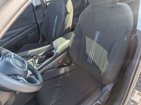 Used 2025 Hyundai Elantra Blue 4D Sedan image 9