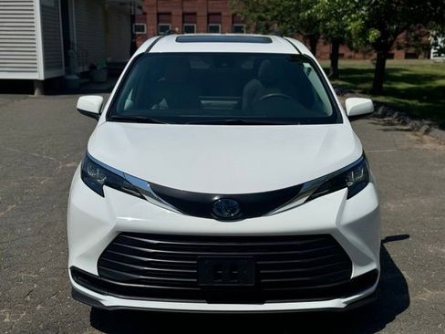 Used 2025 Toyota Sienna LE w/ LE Plus Package FWD image 2
