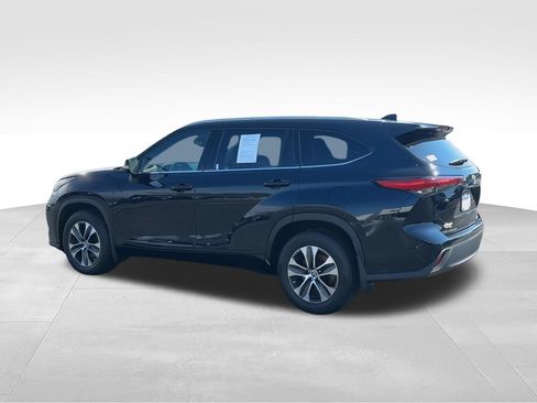 Used 2022 Toyota Highlander XLE AWD/4WD image 6