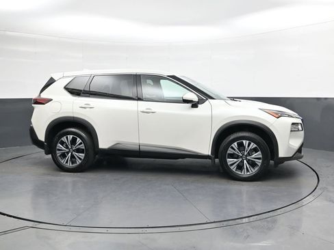 Used 2021 Nissan Rogue SV image 3