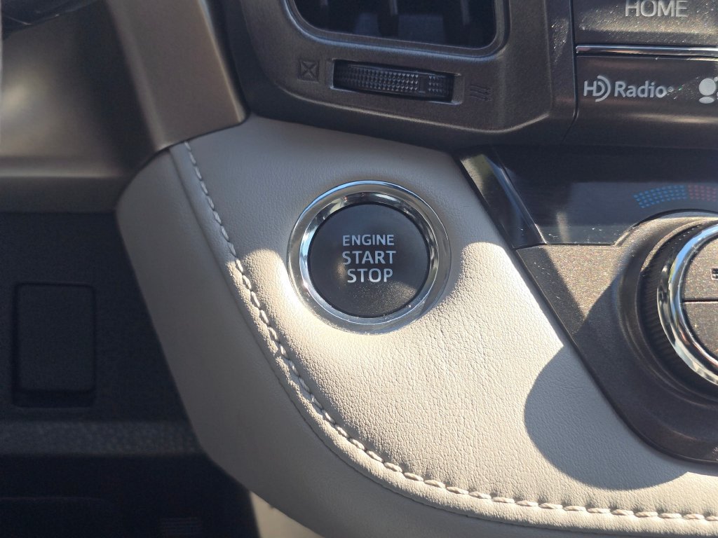 Used 2014 Toyota RAV4 Limited AWD/4WD image 26