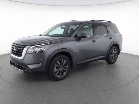 Used 2024 Nissan Pathfinder SV image 3