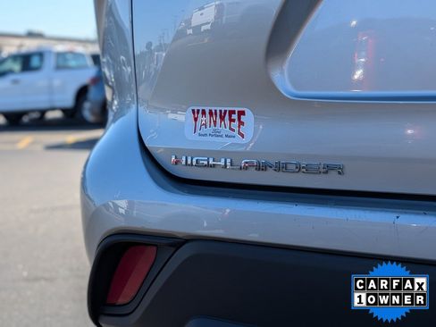Used 2021 Toyota Highlander XLE AWD/4WD image 13