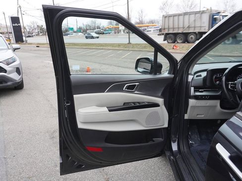 Used 2022 Kia Carnival LX image 23