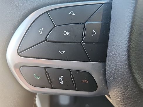 Certified 2023 Chrysler Pacifica Limited image 13