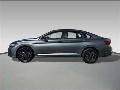 Certified 2023 Volkswagen Jetta SE image 3