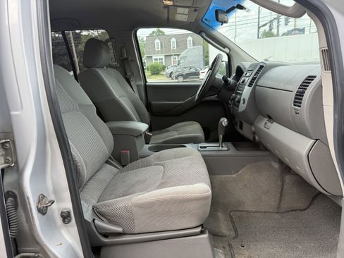 Used 2009 Nissan Frontier SE w/ SE Value Truck Pkg AWD/4WD image 12