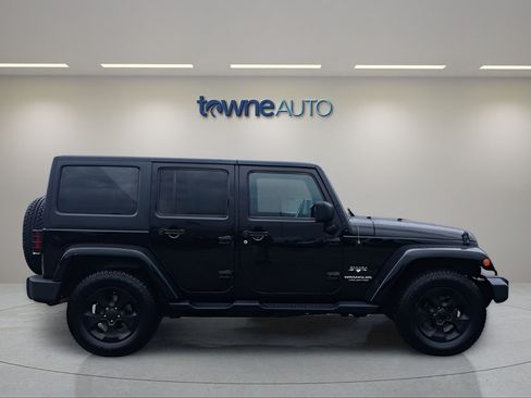 Used 2016 Jeep Wrangler Unlimited Sahara w/ Connectivity Group AWD/4WD image 6