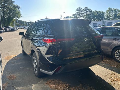 Used 2021 Toyota Highlander XLE image 2
