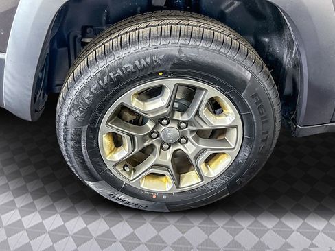 Used 2019 Jeep Cherokee Trailhawk w/ Cold Weather Group image 33