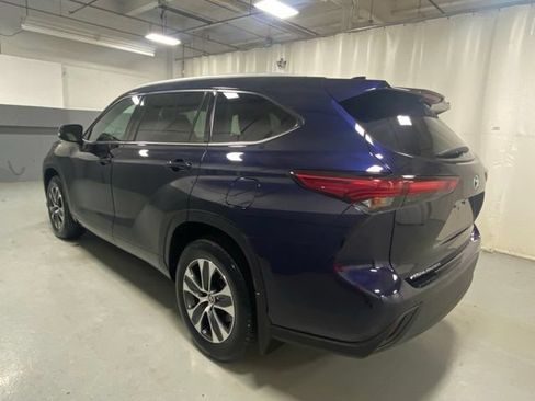 Used 2022 Toyota Highlander XLE AWD/4WD image 2