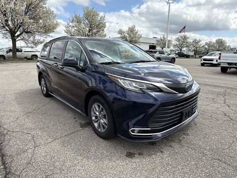 Used 2023 Toyota Sienna XLE FWD image 2