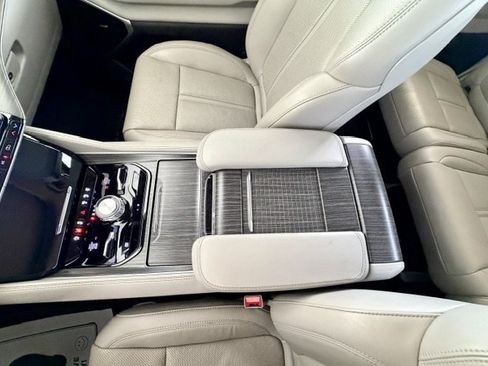 Used 2023 Jeep Wagoneer Series III w/ Premium Group I AWD/4WD image 13