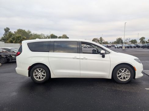 Used 2017 Chrysler Pacifica LX image 7