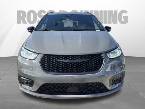 Used 2025 Chrysler Pacifica Limited FWD image 2
