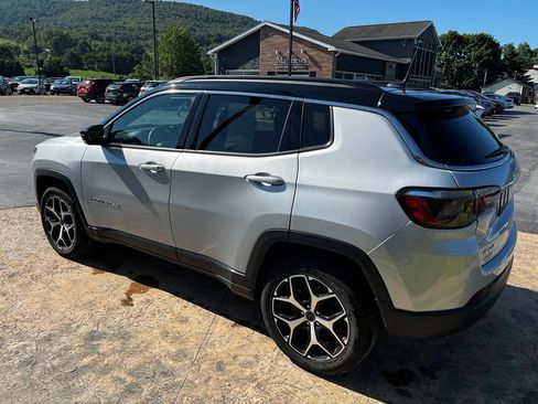 Used 2025 Jeep Compass Limited AWD/4WD image 7