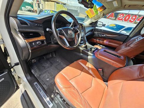 Used 2015 Cadillac Escalade Luxury image 12