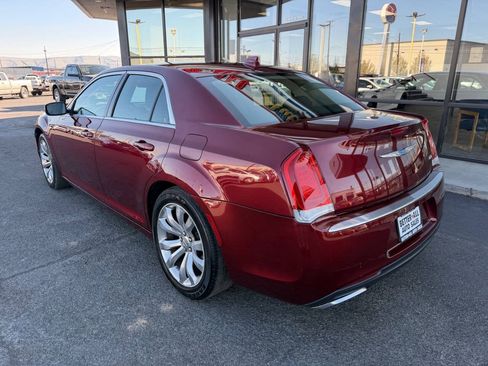 Used 2018 Chrysler 300 Touring w/ Chrome Appearance Package RWD image 6